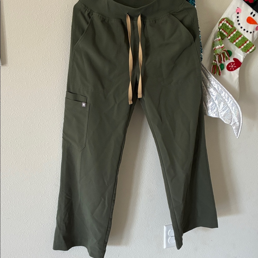 Figs isabel wide leg scrub pants in Olive Green